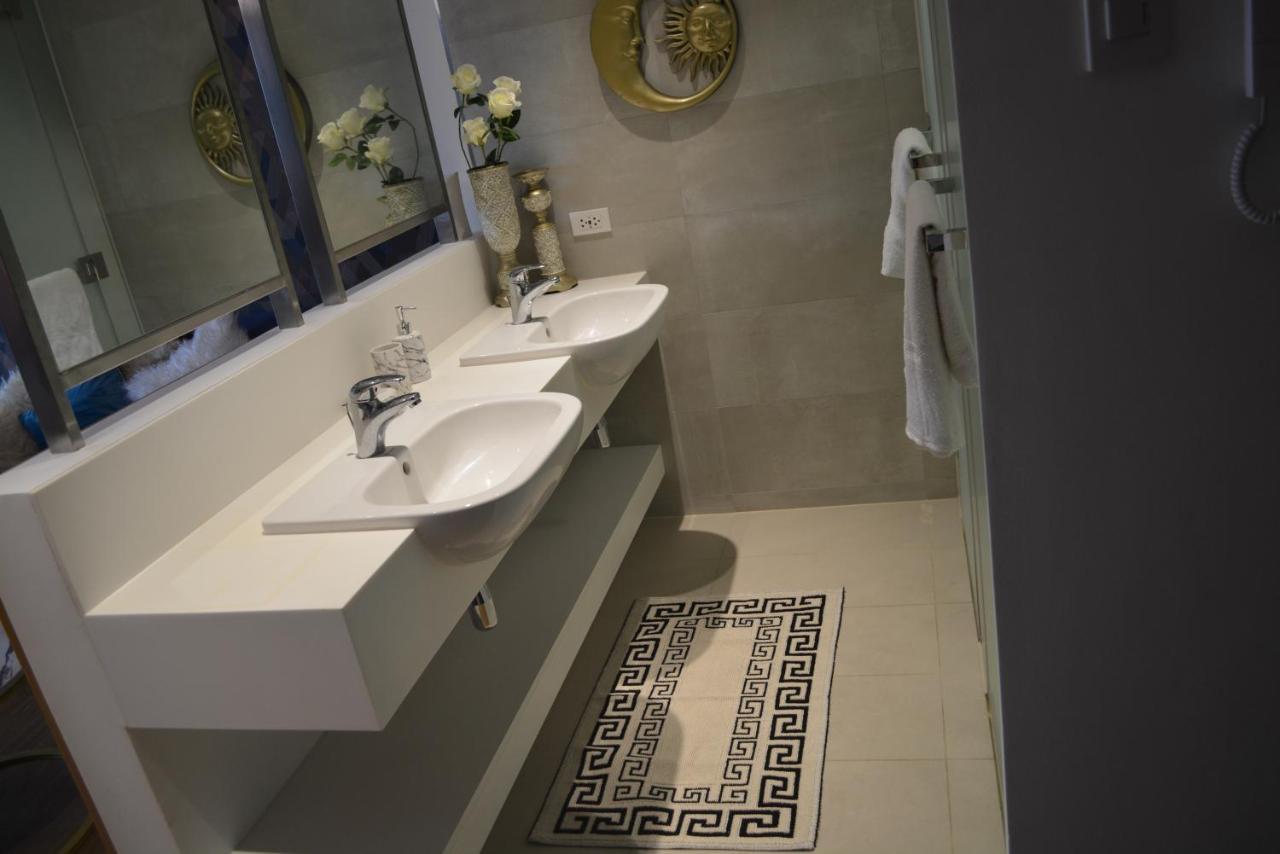 Mandaluyong Luxxe Interior Design Condo - Novotel Residences At Acqua Private Residences מראה חיצוני תמונה